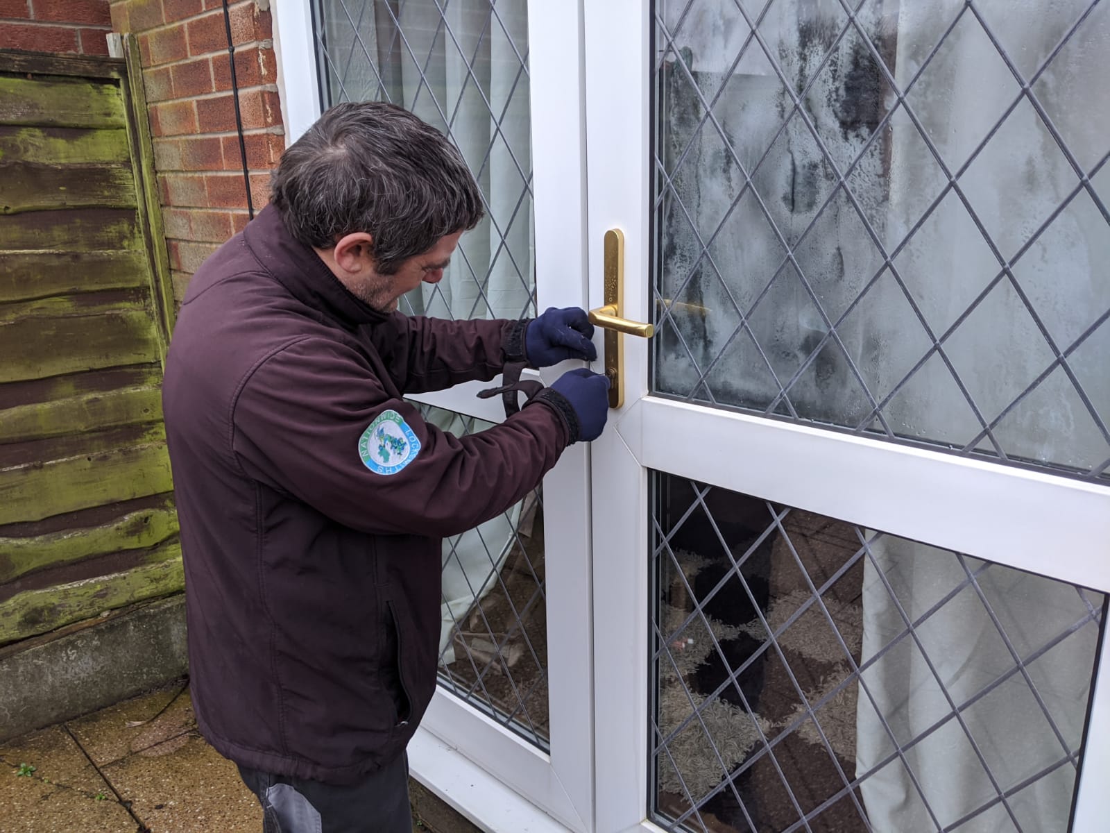 The average locksmith response time can vary a lot in rural and urban areas.