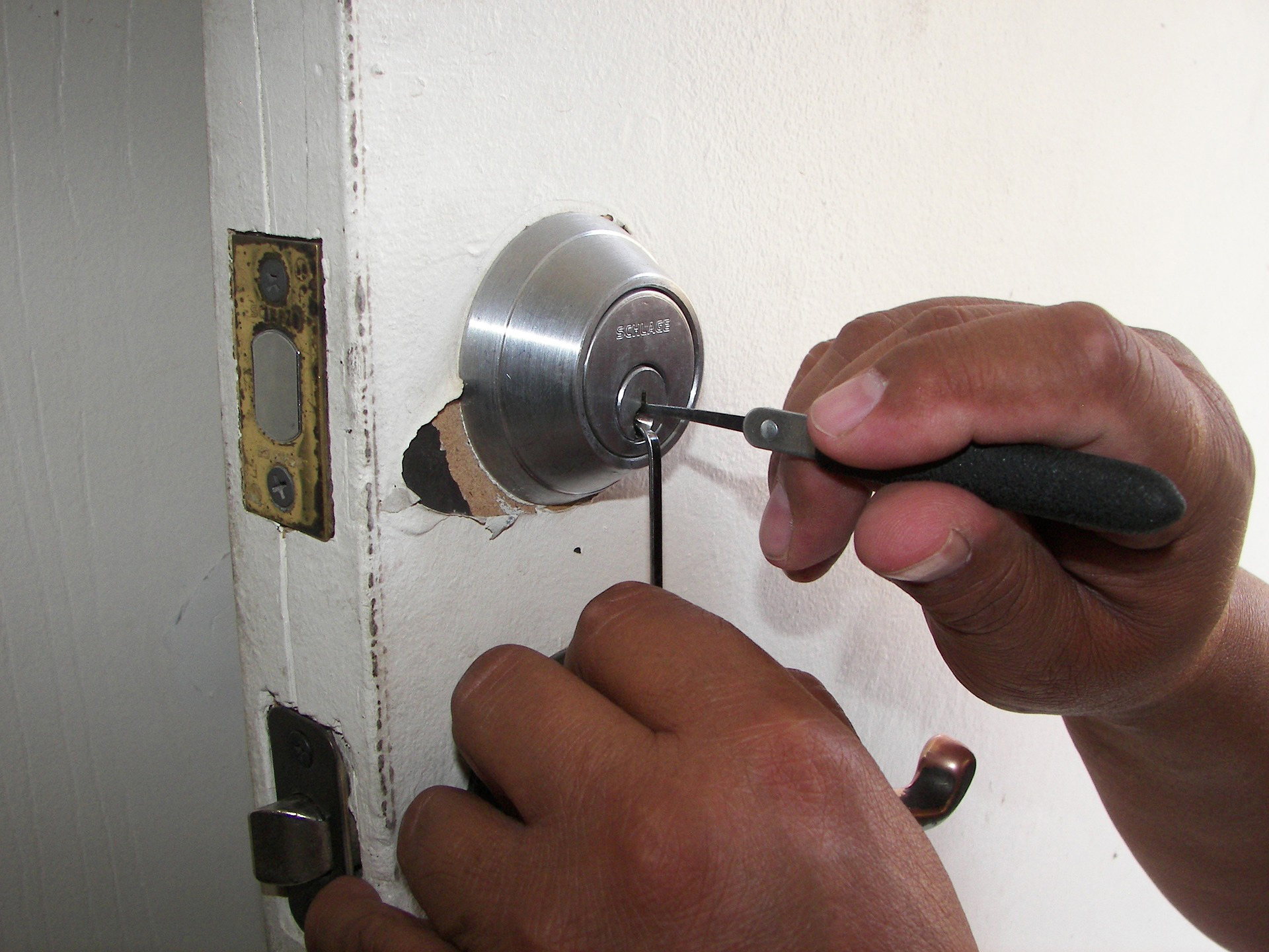 How much time does it take to become a skilled domestic locksmith in the United Kingdom?