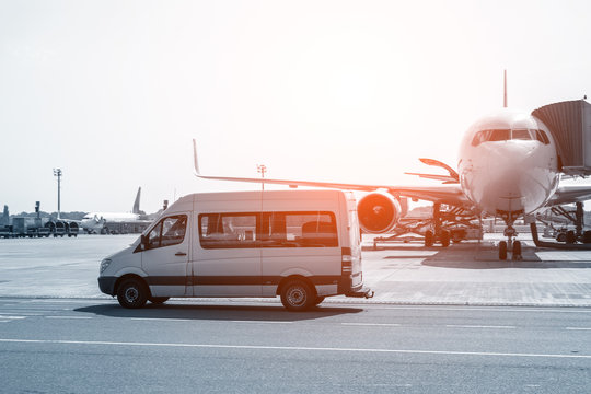 How to Choose Airport Shuttle Services for Groups or Families