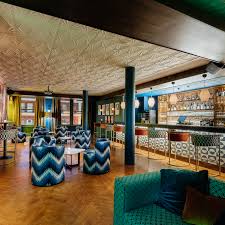 The Allure of the Cocktail Lounge: Where Elegance Meets Flavor