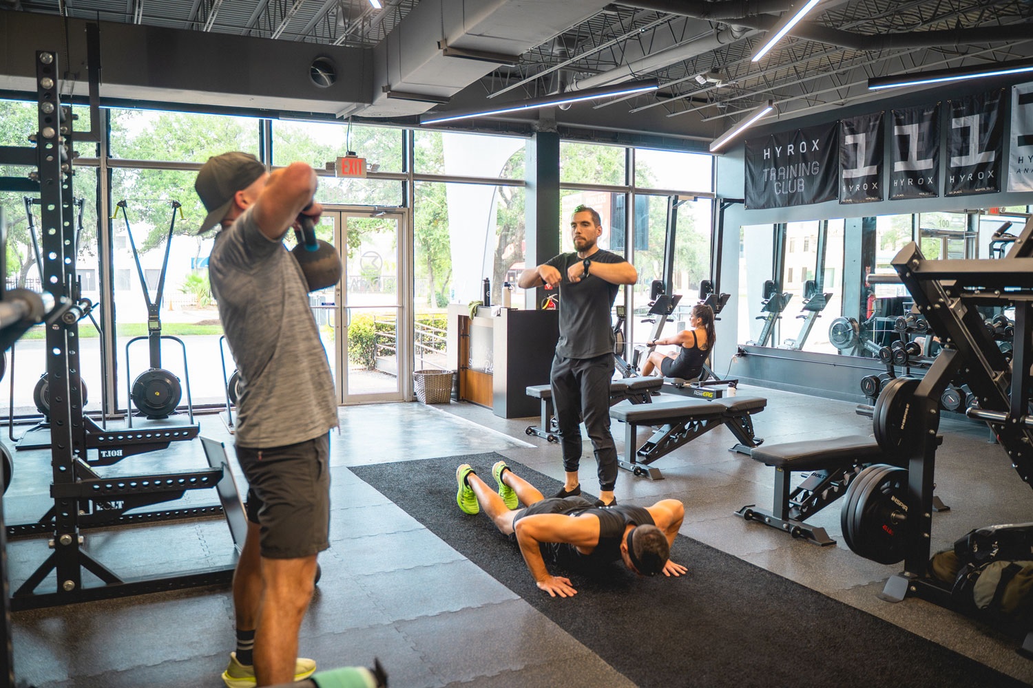 What Makes a River Oaks Personal Trainer Different from a Regular Gym Trainer?