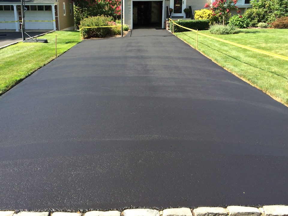 How to Choose the Best Asphalt Driveway Paving Service