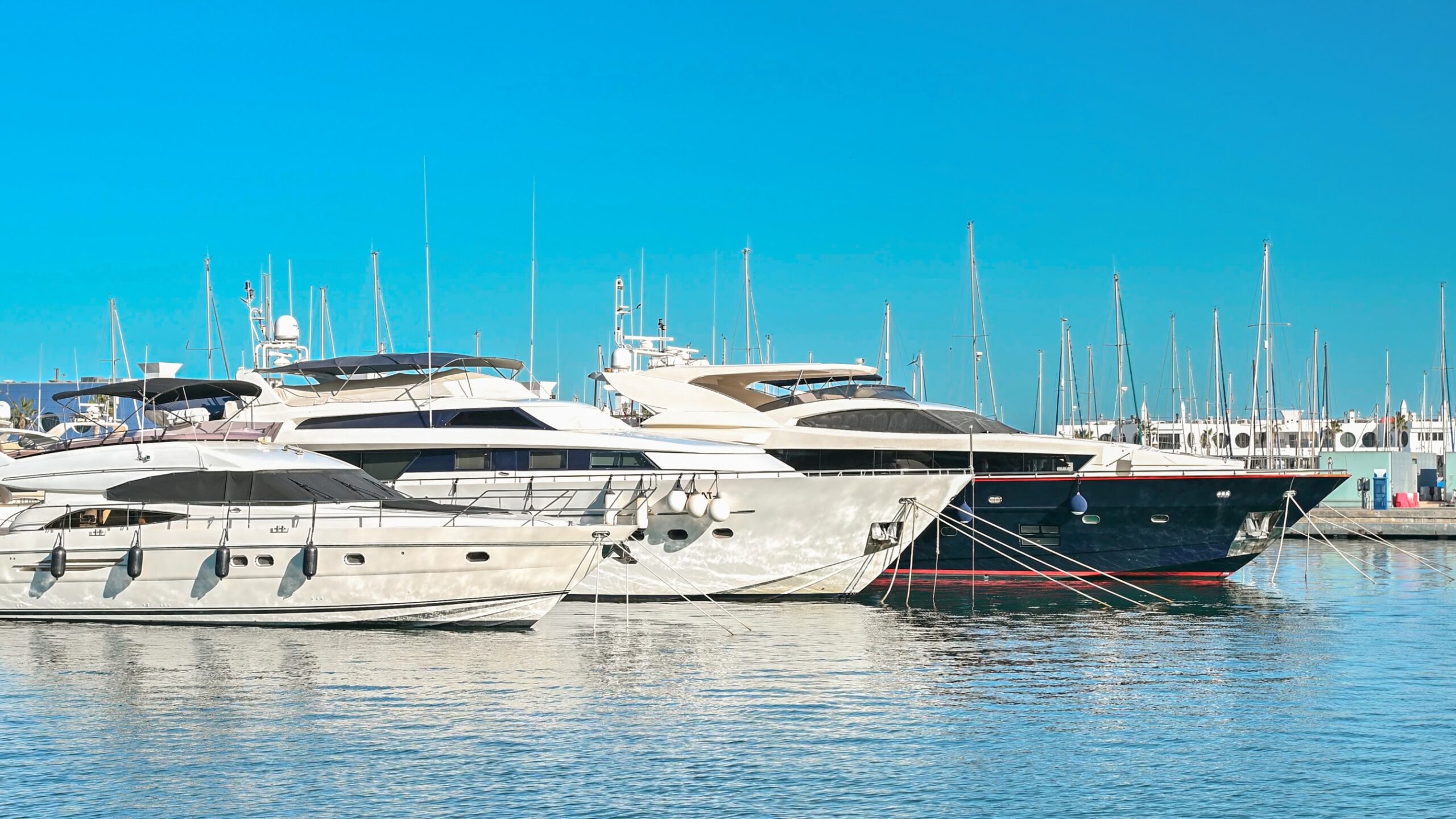Yacht Tours in Dubai: An Exclusive Journey Through the Arabian Gulf