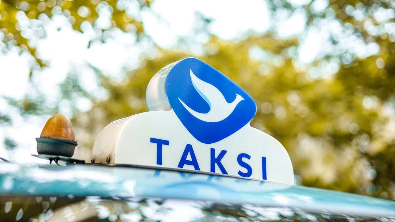 How 24/7 Woking Taxi Service Helps During Emergencies