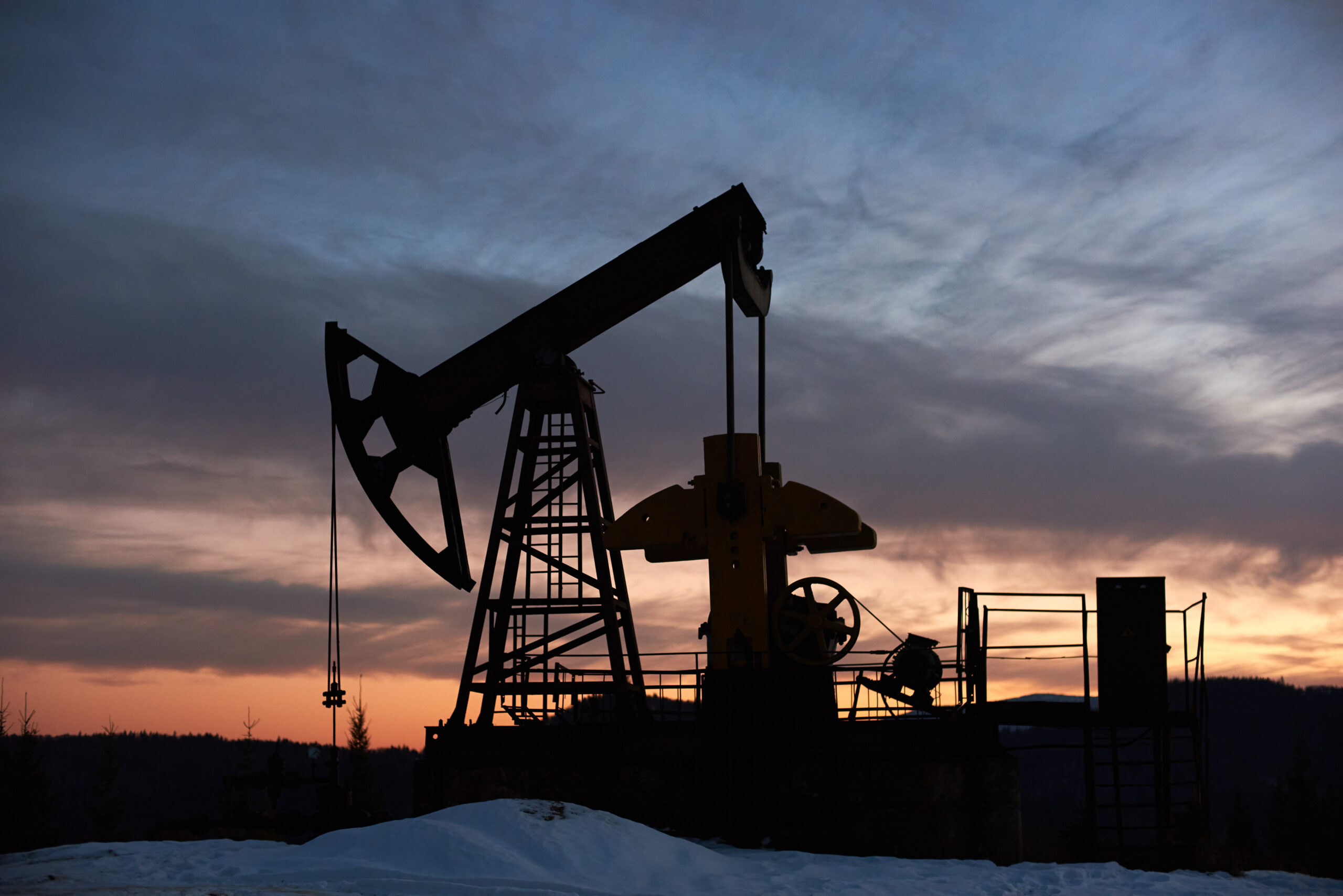 Crude Oil Trading Explained: Futures, Options, and CFDs in Volatile Markets
